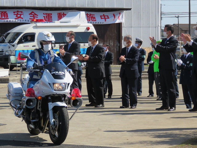 関係車両の出動を見送る市長の写真