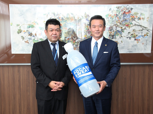 大塚製薬株式会社千葉出張所黒崎所長と市長の写真