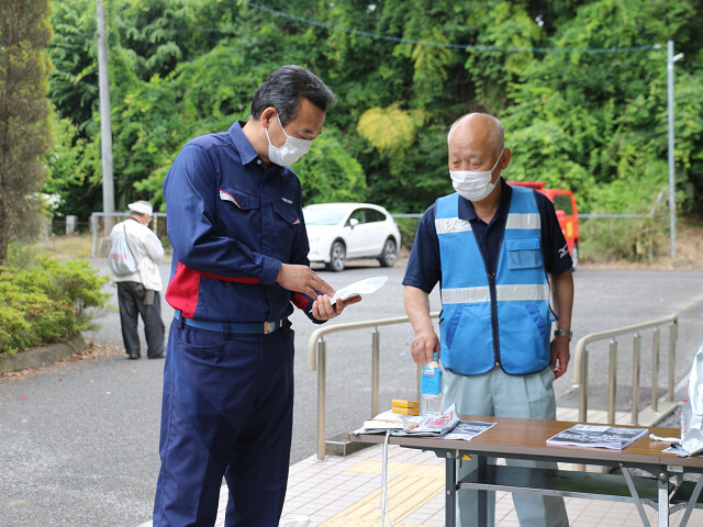 避難場所を視察する市長の写真