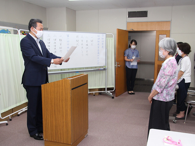 委嘱状を交付する市長の写真