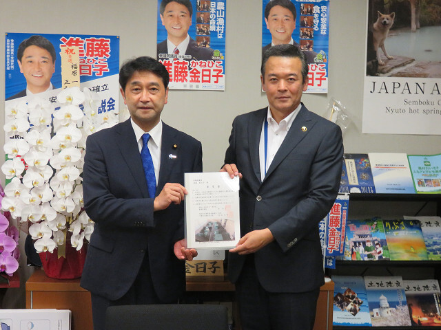 新藤参議院議員と市長の写真