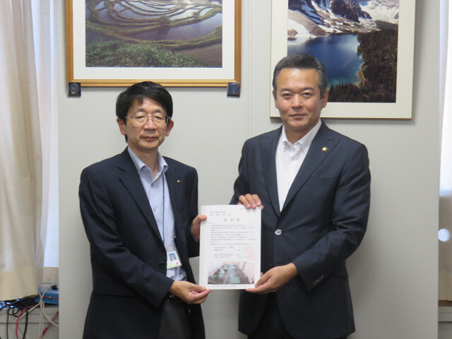 千葉県農林水産部長と市長の写真