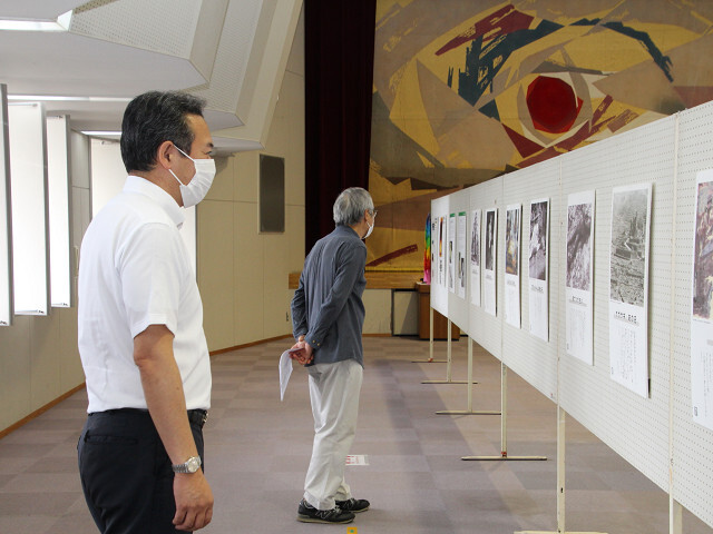 資料展を見学する市長の写真