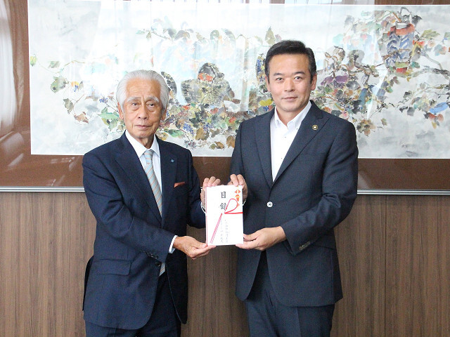 山ノ井代表取締役と市長の写真