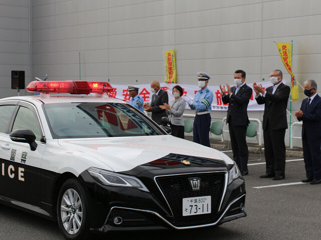 関係車両が街頭パトロールへ出発　