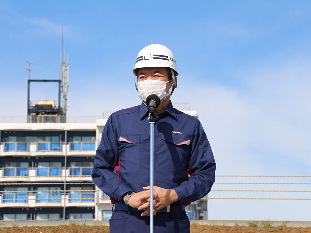 あいさつを述べる市長の写真