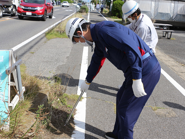 清掃を行う市長の写真