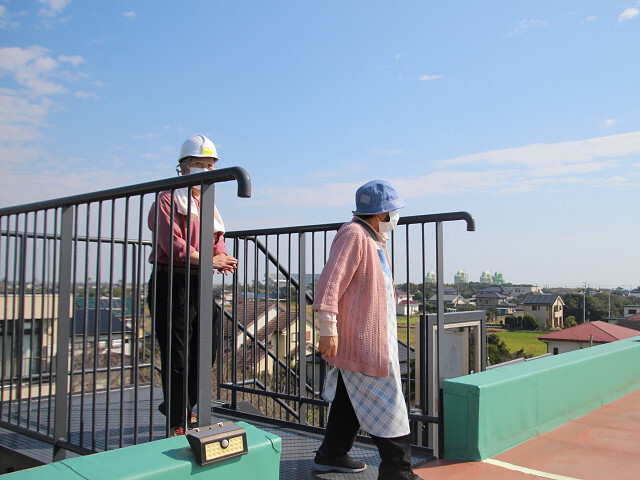 津波避難施設の屋上に避難する参加者の写真