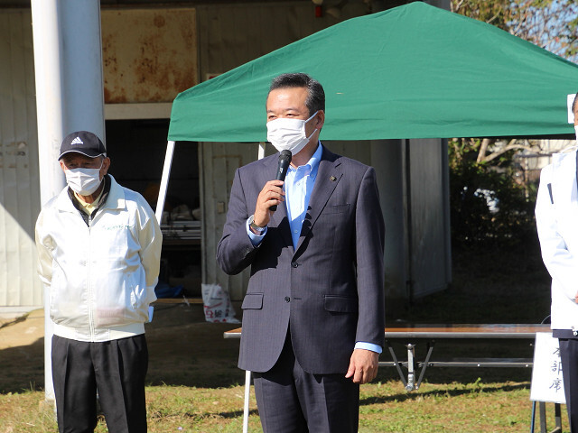 あいさつを述べる市長の写真