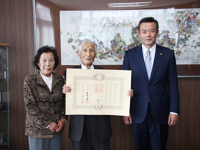 板倉さんと市長の写真