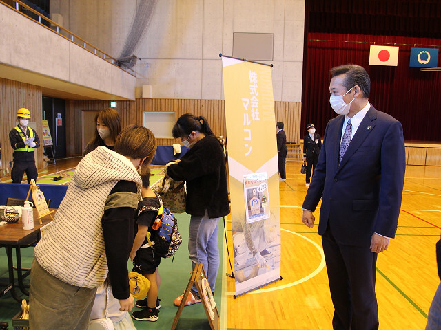 会場を見学する市長の写真