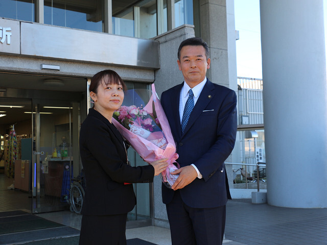 職員から花束を受け取る市長の写真