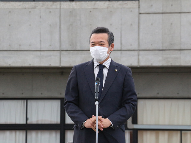 あいさつを述べる市長の写真