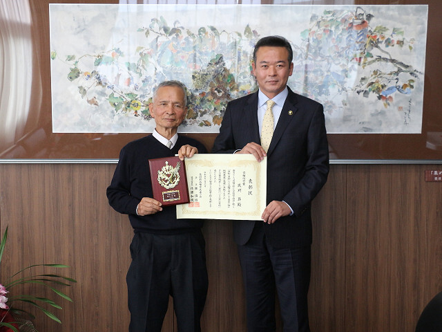 成川氏と市長の写真