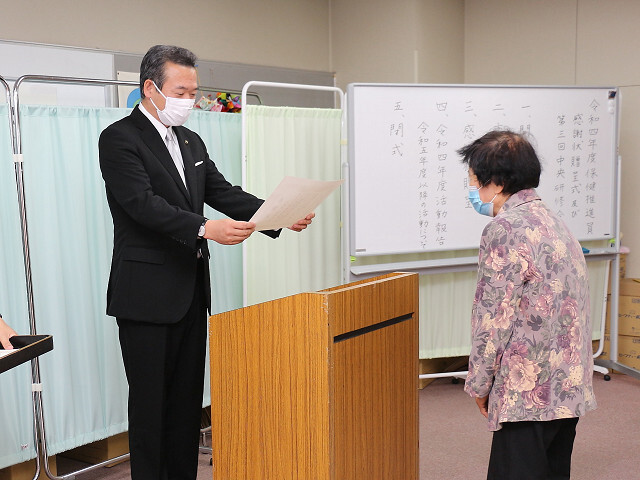 感謝状を贈呈する市長の写真