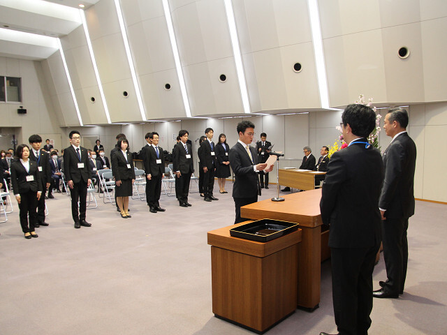 服務の宣誓を行う新規採用職員代表の写真