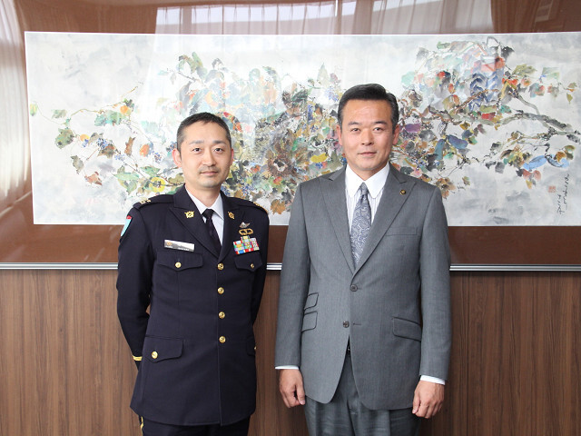 石川新隊長と市長の写真