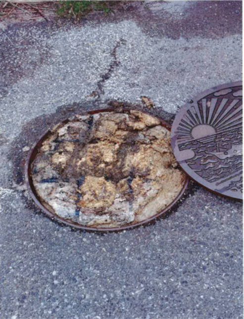 マンホール内に油が詰まり、固まってしまっている写真