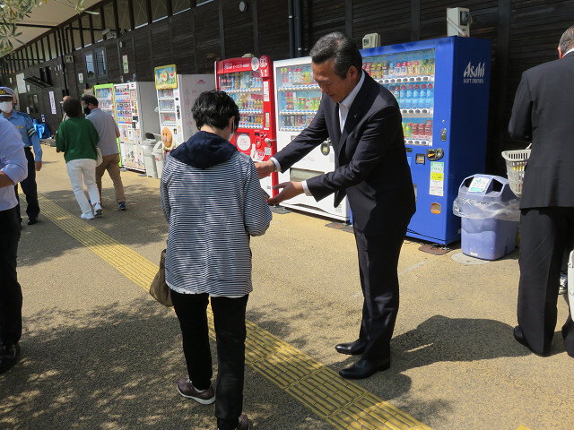 啓発品を配布する市長の写真