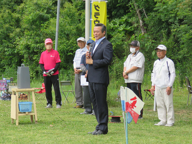 あいさつを述べる市長の写真