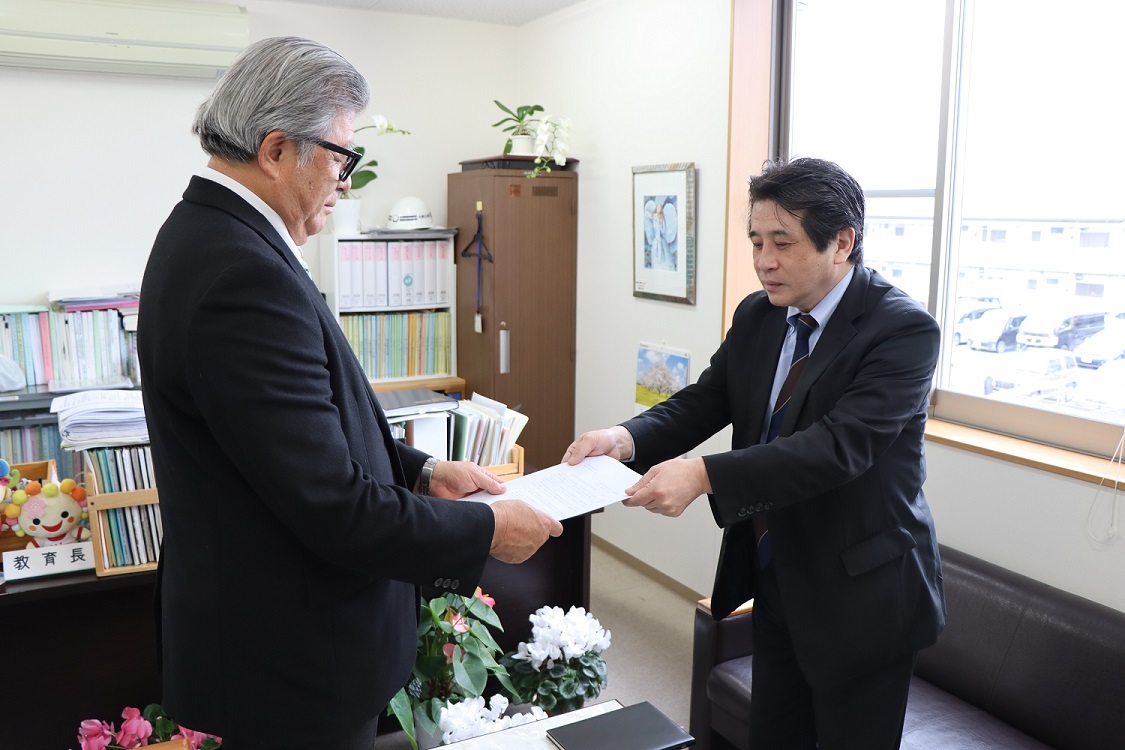 答申書を深田教育長に手渡す渡邊会長
