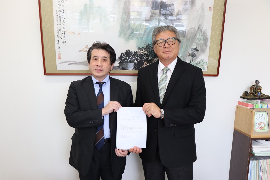 答申書を手にする渡邊会長と深田教育長