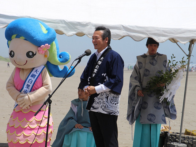 あいさつを述べる市長の写真