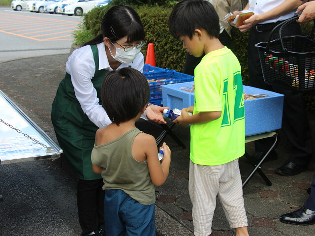 買い物をする子どもたちの写真