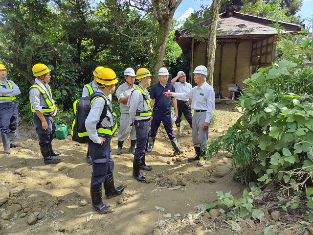 現地を確認する森代議士と市長の写真2