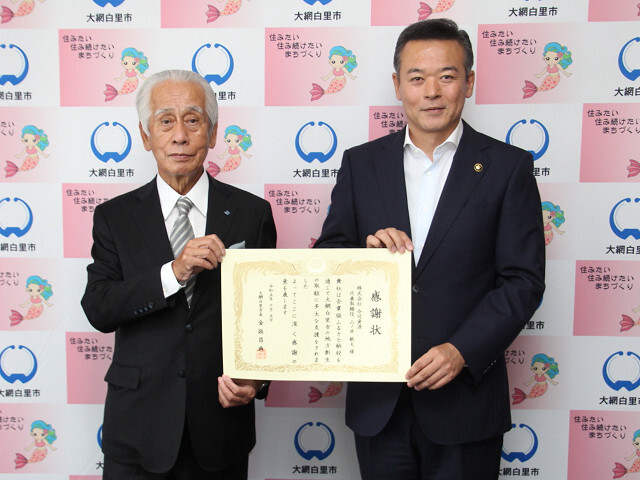 山ノ井代表取締役(左)と市長の写真