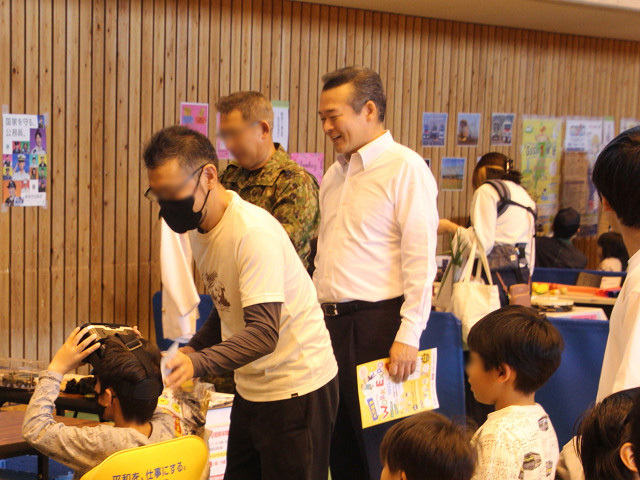 会場を見学する市長の写真