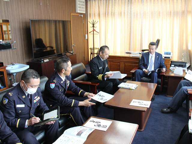 説明を受ける市長の写真
