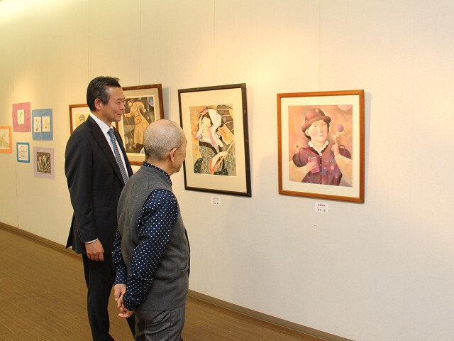 作品を観賞する市長の写真