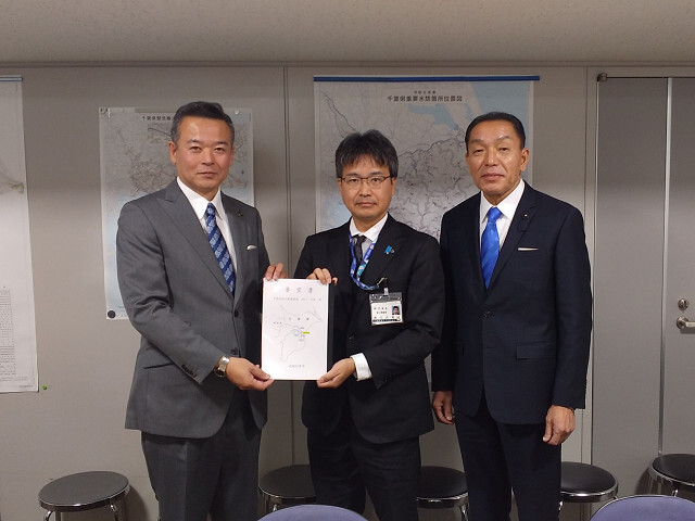 要望書を渡す市長の写真