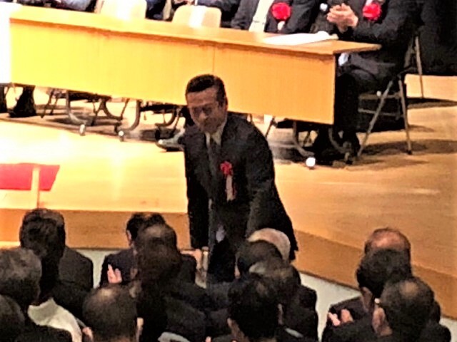 式典に出席する市長の写真