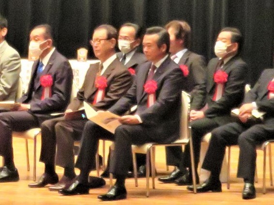 来賓として出席する市長の写真