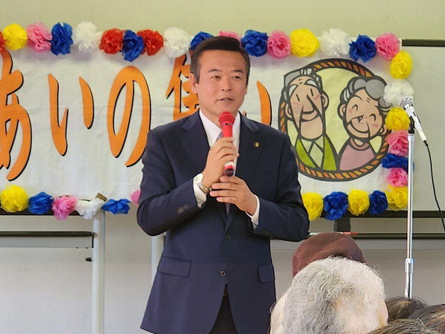 あいさつを述べる市長の写真