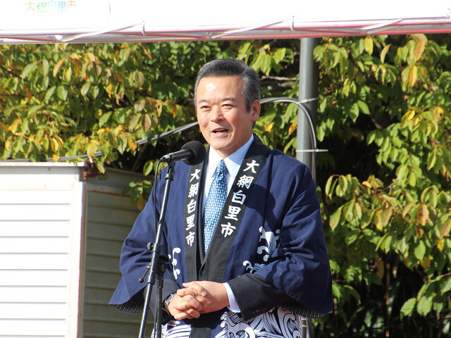 あいさつを述べる市長の写真