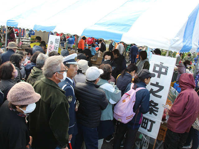多くの来場者でにぎわう会場の写真