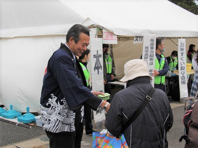 抽選券を配布する市長の写真