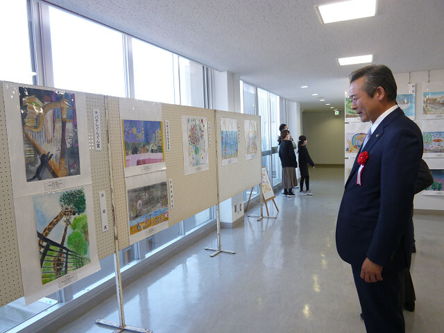 作品を鑑賞する市長の写真