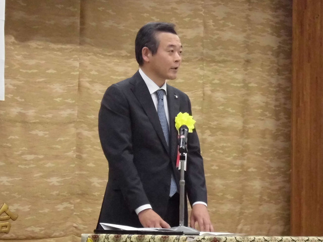 あいさつを述べる市長の写真