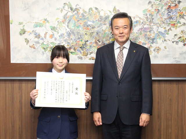 安部こころさんと市長の写真