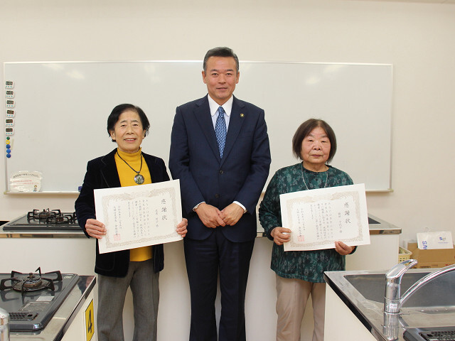 感謝状を贈られた推進員の皆さんの写真