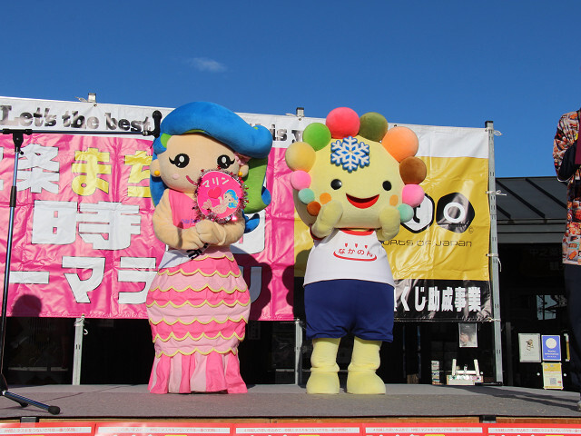 開会式に出席するマリンとなかのんの写真
