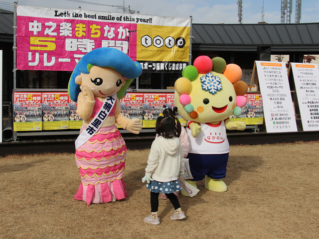 子どもたちと触れ合うマリンとなかのんの写真