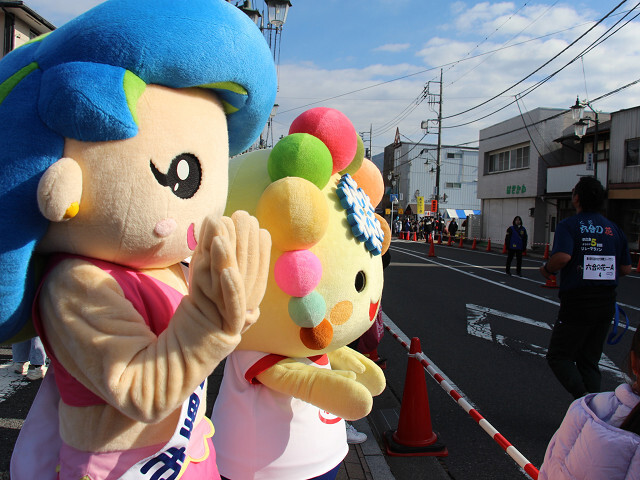 応援するマリンとなかのんの写真
