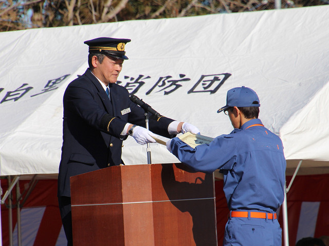 表彰状を授与する市長の写真