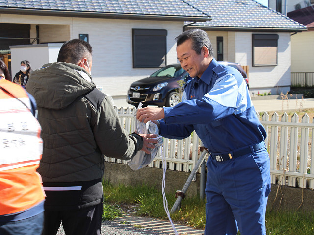備蓄食料を配布する市長の写真