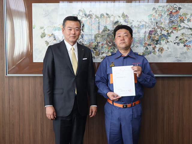 小倉新団長(右)と市長の写真